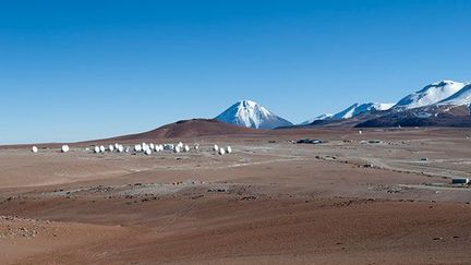 ALMA a été installé dans le désert d'Atacama (1.700 km de Santiago) dans l’un des endroits les plus arides au monde.
 
Cette sécheresse et l’altitude du site, notamment, en font un site exceptionnel pour l’observation du ciel.
 
La très faible pollution lumineuse, l’air très sec, et la quasi absence d’humidité dans l'atmosphère, permettent qu’il n’y ait aucune vapeur d’eau entre l’observatoire et les astres.
 
 
 (AFP/ NOTIMEX/FOTO/ESPECIAL ALMA/COR/SCI/)