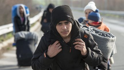 Chaque jour, les migrants arrivent par centaines au camp d'Idomeni comme ce jeune homme le 6 mars 2016. (GEORGI LICOVSKI / EPA)