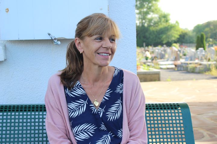 Sophie dans le cimetière de Biarritz (Pyrénées-Atlantiques), le 18 mai 2022. (ROBIN PRUDENT / FRANCEINFO)