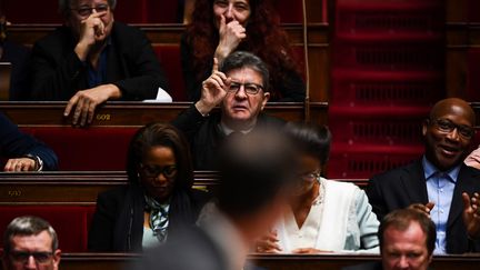 Le chef de file de La France insoumise, Jean-Luc Mélenchon, devant le ministre de la Santé et des Solidarités Olivier Veran, lundi 17 février 2020 à l'Assemblée nationale. (CHRISTOPHE ARCHAMBAULT / AFP)