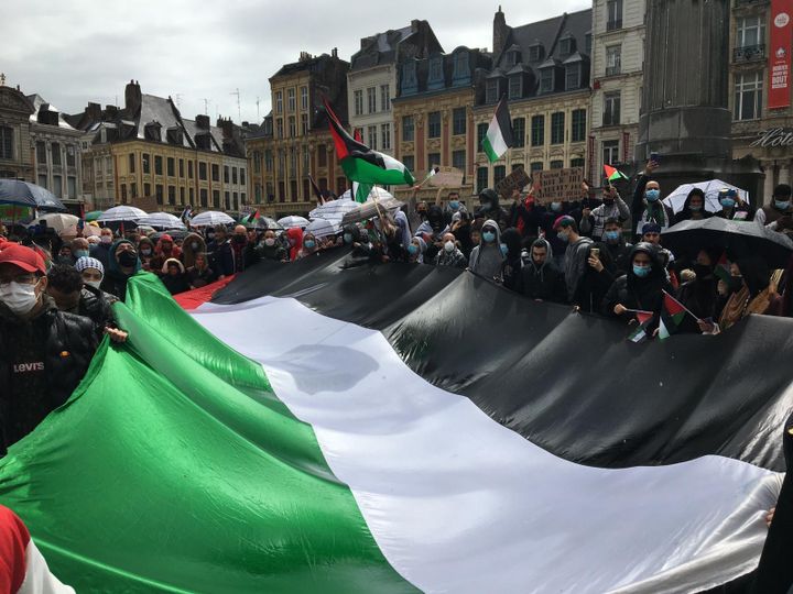 Des manifestants rassemblés en soutien à la Palestine à Lille (Nord), le 15 mai 2021. (LAURENT NAVEZ / FRANCE TELEVISIONS)