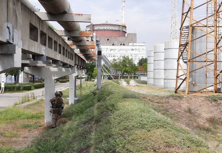 Un soldat russe monte la garde dans la centrale ukrainienne de&nbsp;Zaporijjia. (FRANCEINFO / RADIO FRANCE)