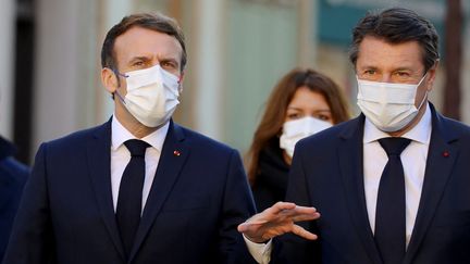 Emmanuel Macron et Christian Estrosi sur le site de l'ancien hôpital Saint-Roch, futur siège de la police, à Nice, le 10 janvier 2022. (VALERY HACHE / AFP)