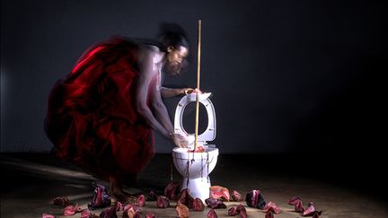 Stacey Gillian Abe est née en Ouganda en 1990. Ses œuvres mixent plusieurs pratiques artistiques (photo, sculpture, installation, peinture…).&nbsp;"Chaque espace sur lequel Gillian travaille a son propre contexte et donne lieu à ses propres interprétations ; il met en évidence la résilience de soi et ce qui peut être surmonté", précise le site Art au féminin. Pour interroger la place des femmes dans la société et évoquer le tabou de la sexualité, elle n’hésite pas à créer des sexes féminins en argile alors qu’il est interdit de représenter les parties intimes dans la culture lugbara de son pays, explique franceinfo Culture.&nbsp; &nbsp; (STACEY GILLIAN ABE / PHOTO GIULIO MOLFESE)