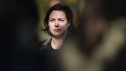 Emmanuelle Cosse lors de la visite d'un centre d'accueil pour migrants à Doué-la-Fontaine (Maine-et-Loire) fin octobre. (JEAN-SEBASTIEN EVRARD / AFP)