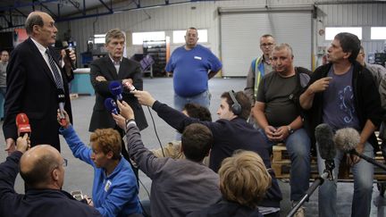 Le PDG de GMD, Alain Martineau, rencontre les salariés de GM&amp;S à la Souterraine (Creuse), le 27 juillet 2017. (PASCAL LACHENAUD / AFP)