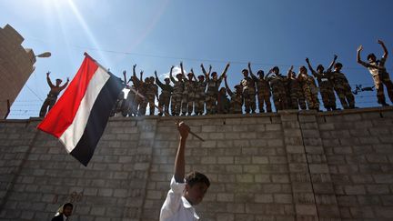 Des manifestants r&eacute;clament le jugement du pr&eacute;sident Saleh, samedi 26 novembre &agrave; Sanaa. (MOHAMMED HUWAIS/AFP)