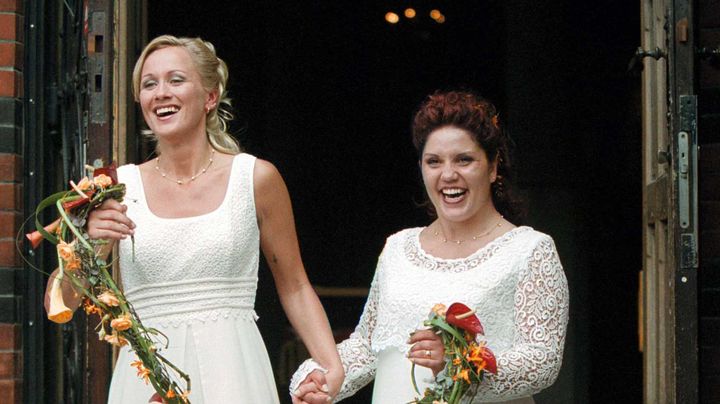 Yvette Ramirez et Christina Branting, deux Su&eacute;doises, lors de leur mariage &agrave; l'&eacute;glise protestante luth&eacute;rienne de G&ouml;teborg, le 30 juin 2001. (LARSERIC LINDEN / SCANPIX SWEDEN / AFP)