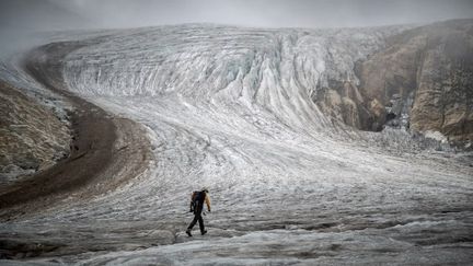 Le glaciologue&nbsp;Matthias Huss sur le&nbsp;glacier de Gries, en Suisse, le 2 septembre 2022. (FABRICE COFFRINI / AFP)