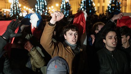 Des manifestants lors d'une marche organisée par l'ultradroite à Paris, place du Panthéon, le 19 novembre 2023. (GAUTHIER BEDRIGNANS / HANS LUCAS / AFP)