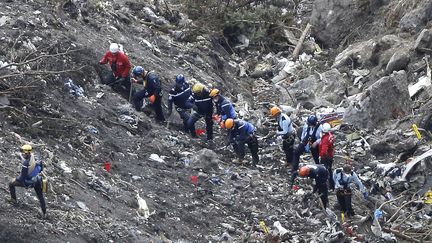 Des secouristes à l'œuvre sur les lieux où l'Airbus A320-211 de la compagnie Germanwings s'est écrasé, le jeudi 26 mars 2015.&nbsp;Le crash, survenu l'avant-veille, a tué les 150 occupants de l'avion. (LAURENT CIPRIANI / AP / SIPA)