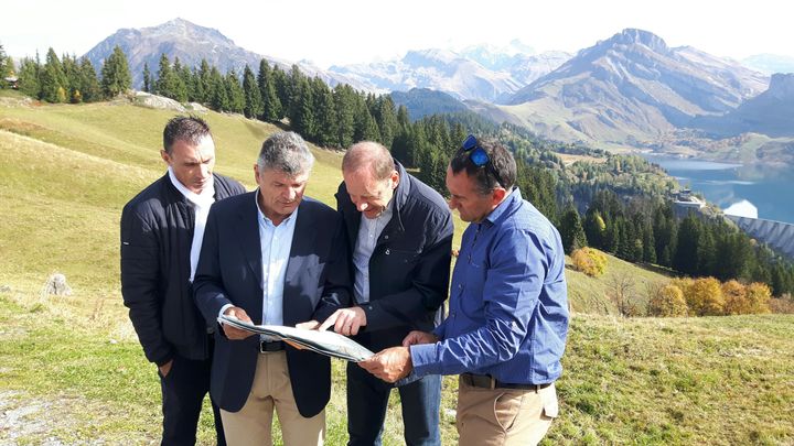 Repérages du Tour 2018 au dessus du lac de Roselend. Au centre, Bernard Thévenet et Christian Prudhomme. A droite, Thierry Gouvenou. (FABRICE RIGOBERT / FRANCEINFO)