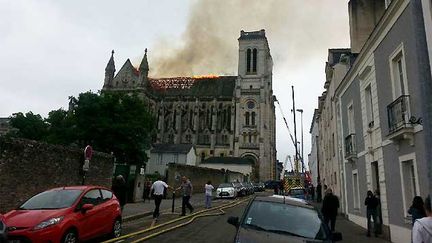 &nbsp; (Le toit de la basilique Saint-Donatien, à Nantes, était en feu lundi matin © France Bleu Loire Océan)