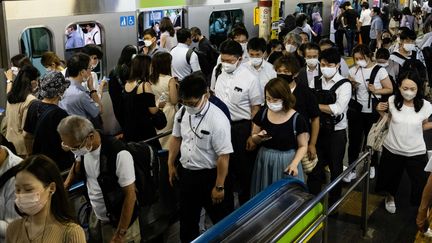 Le Japon connaît sa pire vague épidémique depuis le début de la pandémie, avec 5 000 cas de contaminations quotidiens dans la capitale, Tokyo, et 25 000 à l'échelle nationale. (YUKI IWAMURA / AFP)