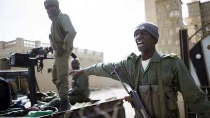 Des soldats maliens patrouillent dans les rues de Tombouctou (Mali), le 1er f&eacute;vrier 2013. (FRED DUFOUR / AFP)