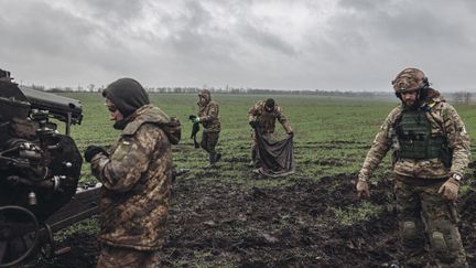 Des militaires ukrainiens près de Donetsk, le 6 janvier 2023. (DIEGO HERRERA CARCEDO / ANADOLU AGENCY / AFP)