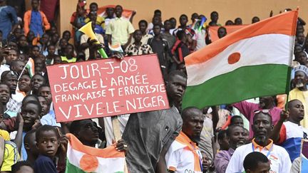 Des soutiens au Conseil national pour la sauvegarde de la patrie réunis dans le stade Seyni Kountché à Niamey (Niger), le 26 août 2023. (AFP)