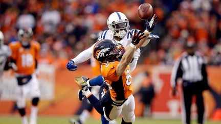 Wes Welker des Denver Broncos tente de récupérer le ballon face à Darius Butler des Indianapolis Colts (EZRA SHAW / GETTY IMAGES NORTH AMERICA)