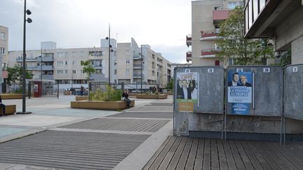 Les affiches&nbsp;pour les élections européennes sont collées devant la mairie de Tremblay-en-France (Seine-Saint-Denis), le 28 mai 2019. (CAMILLE ADAOUST / FRANCEINFO)