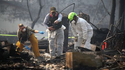 Des secouristes inspectent une maison détruite par le "Camp Fire" à Paradise, en Californie, le 16 novembre 2018, à la recherche de restes humains. (JUSTIN SULLIVAN / GETTY IMAGES NORTH AMERICA / AFP)