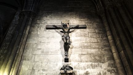 Un Christ en croix sur un mur de la cathédrale Notre-Dame de Paris, le 13 août 2018. (MOLLONA / LEEMAGE / AFP)