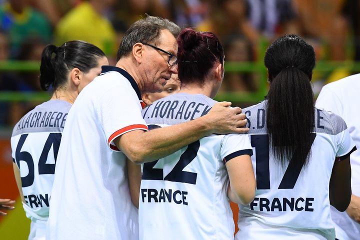 Krumbholz et ses joueuses  (FRANCK FIFE / AFP)