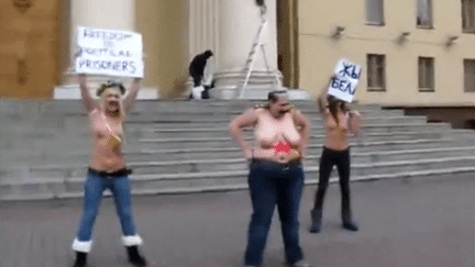 Capture d'&eacute;cran d'une vid&eacute;o montrant les trois militantes de Femen devant les locaux du KGB bi&eacute;lorusse &agrave; Minsk (Bi&eacute;lorussie), le 19 d&eacute;cembre 2011. (FTVi)