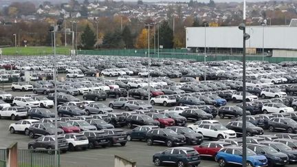 L'usine Stellantis de Sochaux produit plus de véhicules qu'elle ne parvient à en livrer, en raison d'une pénurie de chauffeurs-routiers. À l'autre bout de la chaîne, les clients s'impatientent. (France 2)