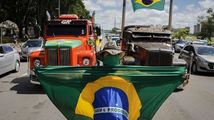 Un partisan de Bolsonaro manifeste contre les mesures de distanciation sociale face au coronavirus, à Brasilia. (SERGIO LIMA / AFP)