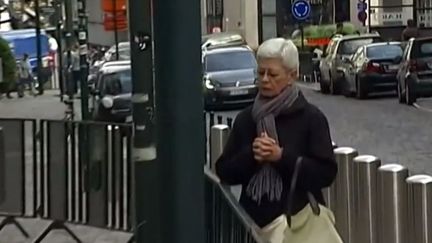 Une femme se recueille sur les lieux de la tuerie de Bruxelles, le 1er juin 2014. (FRANCE 2)