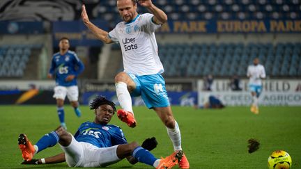 Mohamed Simakan (en bleu) s'interpose devant l'attaquant marseillais Valère Germain. (PATRICK HERTZOG / AFP)