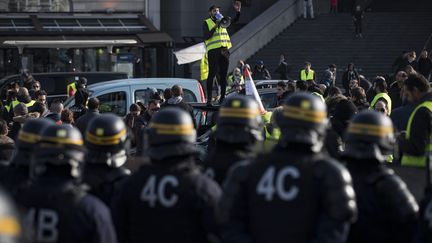 Un cordon de CRS entoure des "gilets jaunes" à Paris le 17 novembre 2018 (IAN LANGSDON / MAXPPP)