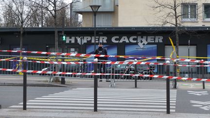 Le magasin casher de la porte de Vincennes (Paris), o&ugrave; a eu lieu la prise d'otages, le 9 janvier 2015. (DANIEL BESSON / AFP)