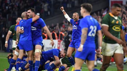 Sipili Falatea marque ce qui pourrait être l'essai de la victoire pour les Bleus ! Le XV de France mène désormais 27 à 26 face à l'Afrique du Sud. Thomas Ramos, tout près du sans-faute ce soir, manque malheureusement la transformation.