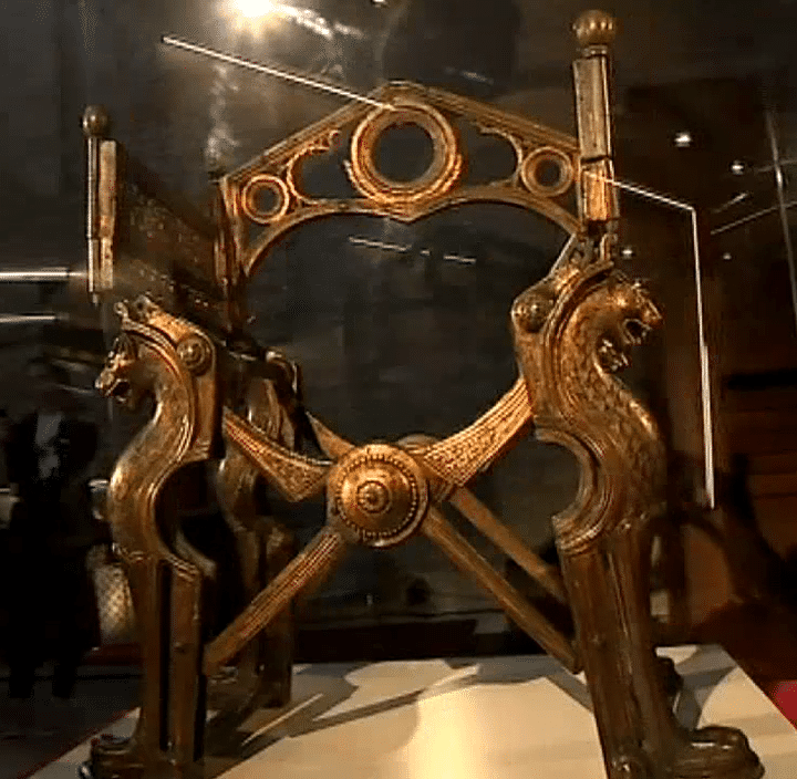 Le trône dit de Dagobert, pièce maîtresse de l'exposition
 (France 3 / Culturebox / capture d&#039;écran)