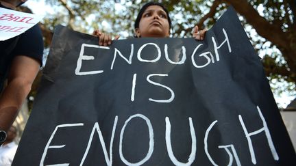 Une manifestante indienne protestant contre la mort d'une &eacute;tudiante viol&eacute;e par six hommes, le 29 d&eacute;cembre 2012 &agrave; delhi (Inde). (PUNIT PARANJPE / AFP)