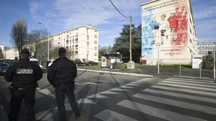 Le député PS du Val-d'Oise François Pupponi se dit "très inquiet" après l'agression d'un garçon de huit ans de confession juive à Sarcelles. Ci-contre, des policiers à Sarcelles en février 2016. (JOEL SAGET / AFP)