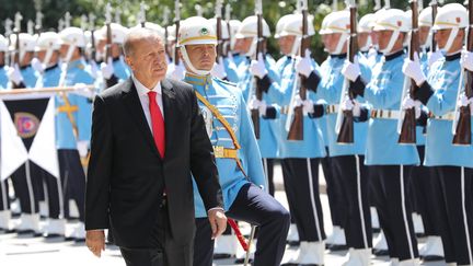 Le président turc&nbsp;Recep Tayyip Erdogan passe en revue la garde d'honneur, le 7 juillet 2018, devant le Parlement turc, à Ankara (Turquie). (ADEM ALTAN / AFP)