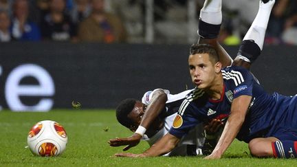 Mehdi Zeffane à la lutte avec le Burkinabé Nii Plange (Vitoria Guimaraes).  (JEFF PACHOUD / AFP)