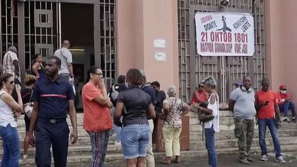 Crise en Guadeloupe : prolongement du couvre-feu sur fond de négociations tendues