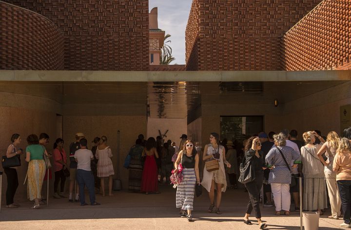 Touristes à l'entrée du musée Yves Saint Laurent de Marrakech, le 19 octobre 2017
 (Fadel Senna / AFP)