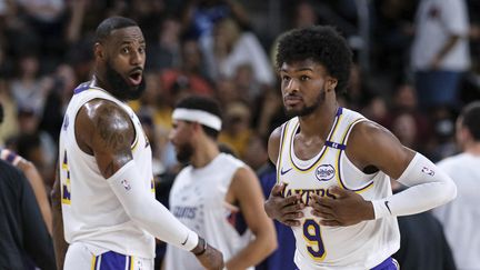 LeBron James (à gauche), 39 ans, et son fils Bronny James, 20 ans, ont, pour la première fois, disputé un match ensemble sous le maillot des Lakers, face à Phoenix, lors d'une rencontre de pré-saison de NBA, le 6 octobre 2024 en Californie (Etats-Unis). (WILLIAM LIANG / AP)