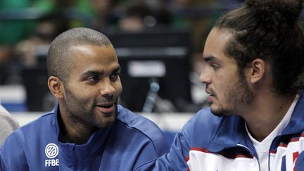 On ne reverra sans doute jamais Joakim Noah, comme cela aux côtés de Tony Parker sous le maillot de l'équipe de France. (JUANJO MARTIN / MAXPPP TEAMSHOOT)