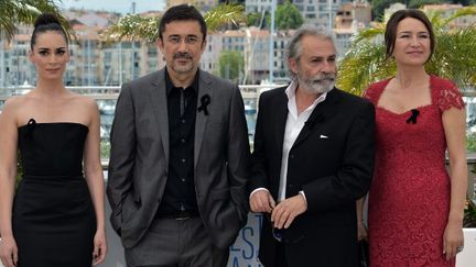 Melisa Sozen, Nuri Bilge Ceylan, Haluk Bilginer et Demet Akbag, l'équipe du film "Winter Sleep" le 16 mai 2014 à Cannes 
 (BERTRAND LANGLOIS / AFP)