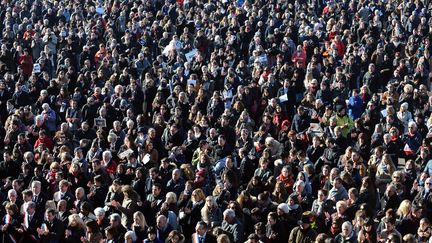 A Toulouse (Haute-Garonne), des milliers de personnes ont choisi de se retrouver devant la mairie. (REMY GABALDA / AFP)