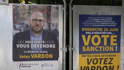 Une affiche en faveur de l'élection du militant RN Philippe Vardon aux municipales, à Nice (Alpes-Maritimes), le 25 juin 2020. (ARIE BOTBOL / HANS LUCAS / AFP)