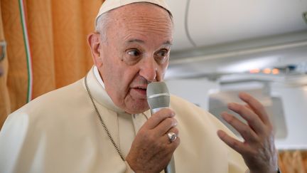 Le pape François à bord de l'avion pontifical en direction de Cracovie (Pologne), mercredi 27 juillet 2016.&nbsp; (REUTERS)