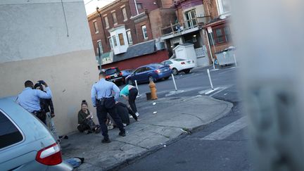 Des policiers délogent des sans-abri de Kensington, quartier de Philadelphie, en Pennsylvanie (Etats-Unis), le 25 octobre 2024. (PIERRE-LOUIS CARON / FRANCEINFO)