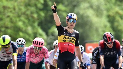 Wout van Aert célèbre sa victoitre à Beauchastel. (MARCO BERTORELLO / AFP)