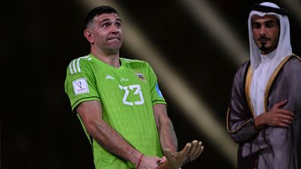 Le portier argentin Emiliano Martinez après la finale de la Coupe du monde, le 18 décembre 2022 à Lusail. (KIRILL KUDRYAVTSEV / AFP)